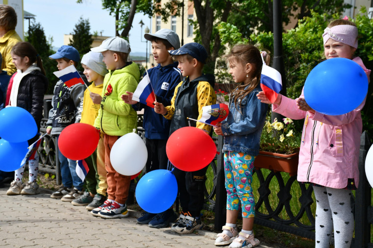 Воспитанники детских садов и участники эстафеты Победы прошли маршем по Соборной площади.
