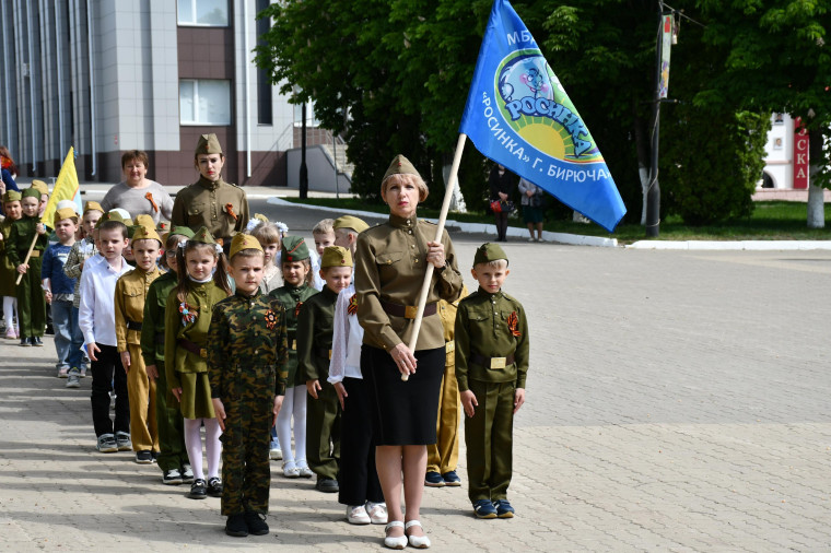 Воспитанники детских садов и участники эстафеты Победы прошли маршем по Соборной площади.