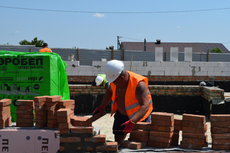 В Бирюче продолжаются работы по строительству многоквартирного дома.
