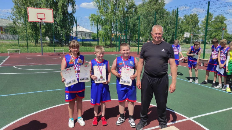 Стрелецкие школьники победили на межрайонном турнире по баскетболу в двух возрастных группах.