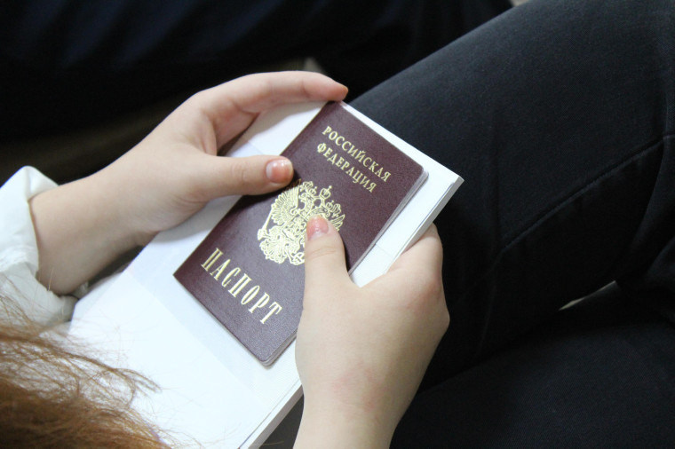 Девять молодых жителей Красногвардейского района получили паспорта в канун Дня России.