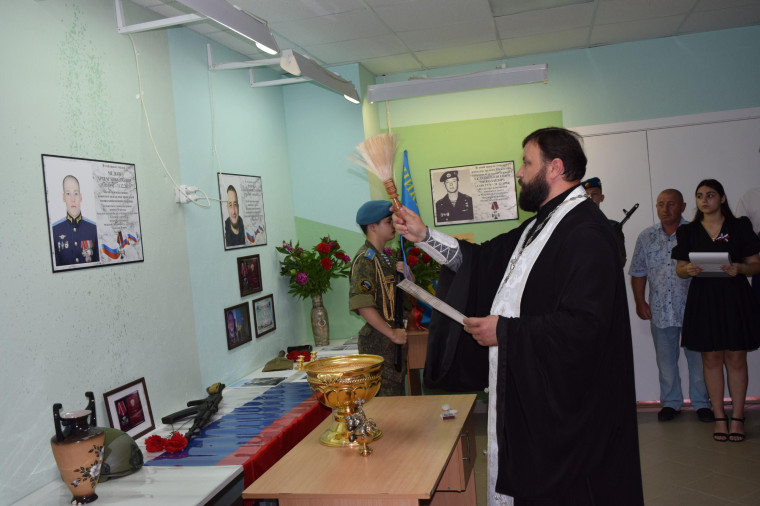 Мемориальную доску в память об участнике СВО Артёме Медкове открыли в Бирюченской школе.