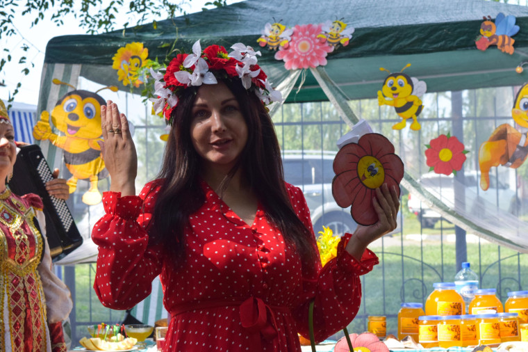 IV районных фестиваль мёда собрал жителей всех поселений района в Центральном парке отдыха им. Ленина.