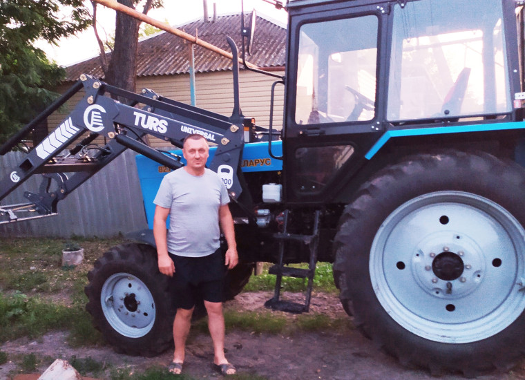 Новый трактор МТЗ 82.1 выехал на коммунальные работы.