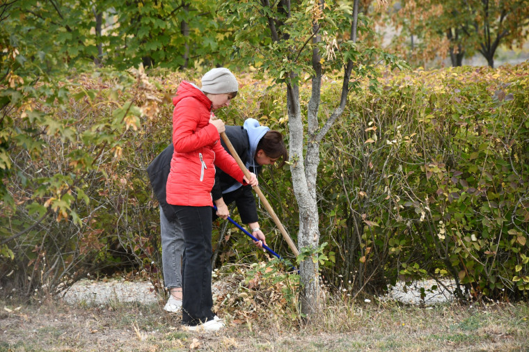 На территории Красногвардейского района продолжаются экологические субботники.
