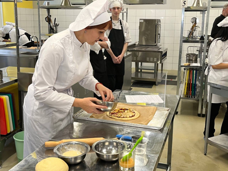 В преддверии Дня матери, в ОГАПОУ «Губкинский горно-политехнический колледж», в рамках федерального партийного проекта «Женское движение Единой России», прошла акция «Вкус заботы».